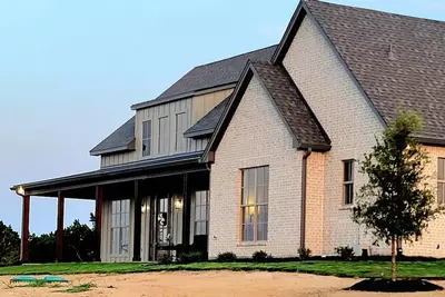 Image de Beautiful Hillside Home Overlooking Dove Ridge Vineyard