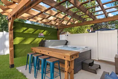 Image de Ultimate Group Getaway: Sleeps 16, Hot Tub, Arcade, & 5 Min from Mall of America