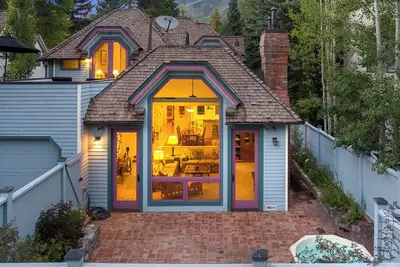 Image de Historic Charm close to Aspen Mtn; Mtn views, hot tub and walkable to town! !