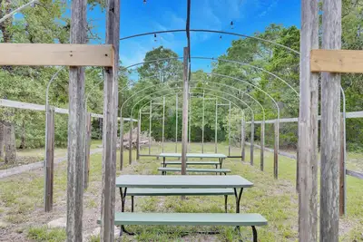 Image de Escape to this beautifully remodeled farmhouse on private, open green space.