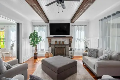 Image de Tranquil Farmhouse Escape: Your 10-Acre Getaway Awaits! 4 Bedrooms