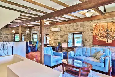 Image de 18th Century Luxury Suite with Rustic Charm
