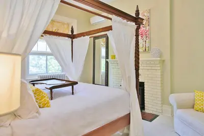 Image de Historic & Spacious Two-Bedroom Luxury Suite