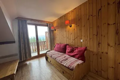 Image de À 40m des pistes de ski, 2ème étage, piscine, sauna, balcon, télévision, casier à ski, 34m²