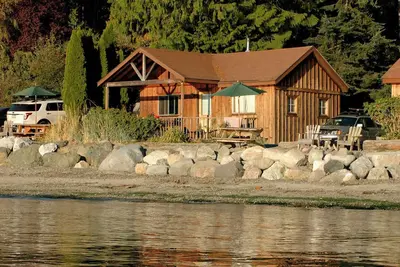2br Beachfront Cabin on epic west-facing sand and pebble beach!