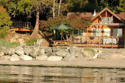 Image de 2br Deluxe Beachfront Cabin on walk-out west-facing beach!