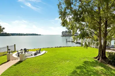 Image de Lakeside Manor | Sleeps 10 | Pool Table & Playroom