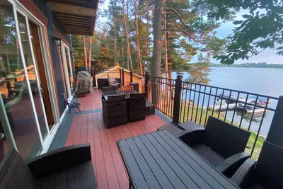 Image de Spacious Lakefront Cabin Sleeps up to 14.