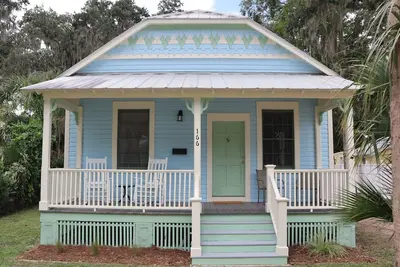 Image de Historic Gem, Modern Comfort within walking distance to Town.