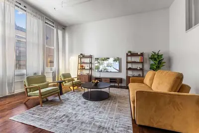 Image de 2br Downtown Gem • Arcade games • Sleeps 7 • Convention Center • Stadium