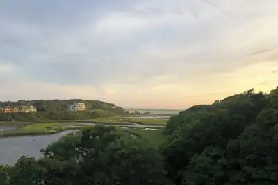 Image de Waterfront, Updated 4 Bedroom Home with Views of Stage Harbor & Nantucket Sound