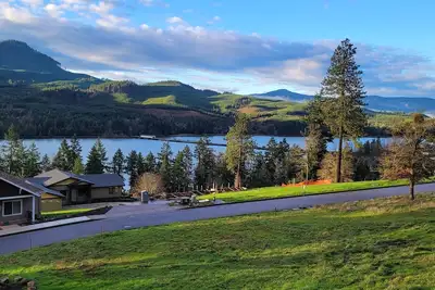 Image de Beautiful new apartment overlooking Dexter Lake. A peaceful place to relax.