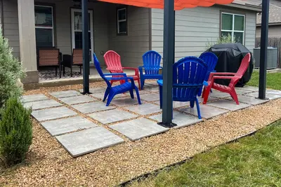 Image de Spacious dog-friendly home with enclosed backyard and access to community pool