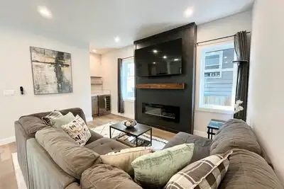 Image de Stunning and Stylish City Home W\/ 1 Car Garage & Ac