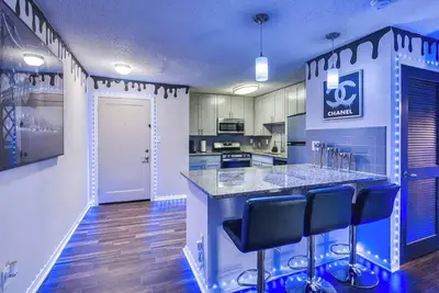 Image de The Showtime Pad - Game Room - Pool Table - Fireplace!
