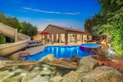 Rare Gem: Pool, Spa, Game Room, Fire Table!