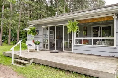 Image de Cozy Santa’s Village Cottage