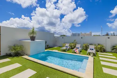 Image de Brand New 3br w/Private Pool ~ Walk to Palm Beach!