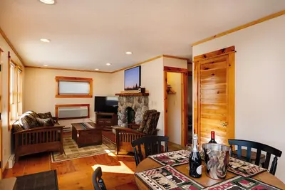 Image de Cozy 2br Cabin with Full Kitchen, outdoor BBQs, campfire pits, and more!