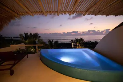 Image de Ph Aba: Luxurious and Tropical Beachfront Penthouse