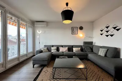 Image de Le Zola avec balcon et stationnement, proche des commodités et au calme