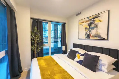 Image de 3Br/2b King Bed Herman Miller + Sit Stand Wfh Downtown King West Stackt Market