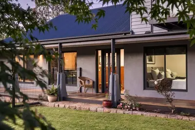 Image de 21 Service Street - Porepunkah - Service your need to travel, to explore and most importantly to indulge.