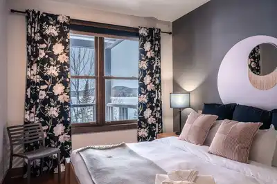 Image de Condo avec Vue sur le Lac Supérieur et Montagnes