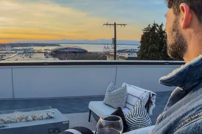 Image de Hilltop Home w/ HotTub+Rooftop+Water+Stadium Views