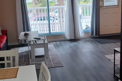 Image de Comfortable 3 Bedroom House. 10-15minutes To City Center Or Airport.