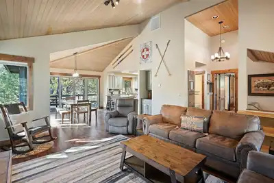 Image de 6 Sumac - Gorgeous Updates! Amazing Location, Hot Tub, A/C, Sharc