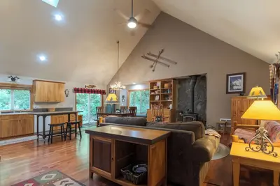 Image de Family Cabin, secluded, hot tub, pet friendly, walk to the Salmon River Trail