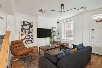 Image de Updated Corner Rowhome with Parking, Sleeps 8