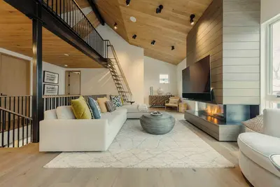 Image de Modern Downtown Condo by InvitedHome | Walk to Shops, and Restaurants, Gym