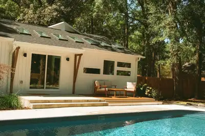 Image de Mid-Century Coastal Escape- Heated Saltwater Pool - 9min to Wilmington Riverwalk