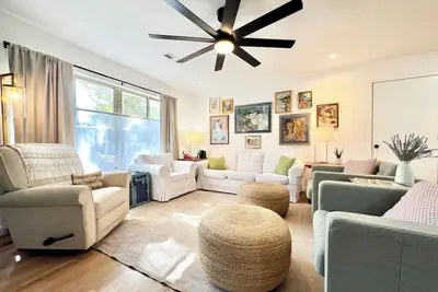 Image de Artsy 3/2 Cottage near the Bay in Charming Fairhope - just renovated