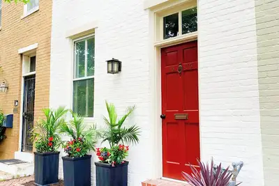 Image de Perfectly located townhome in beautiful Old Town Alexandria with parking