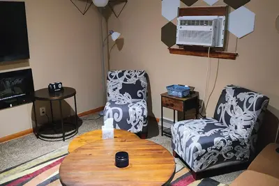 Image de Compact, Cozy and Complete 2-bedroom bungalow with WiFi, Ac in Akron