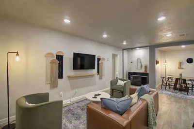 Image de Charming Modern Minimalist 4-Bedroom Steps from Uh