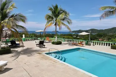 Charming 2-bedroom townhome with WiFi, Ac in Playas del Coco
