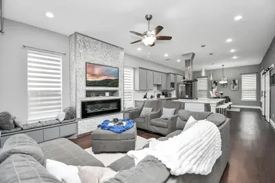 Image de Luxe Retreat- Spacious Townhome w/ Modern Elegance