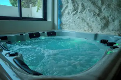 Image de Jacuzzi & Sauna Le Cozy : Logement bien-être de 140 m2 à Reims