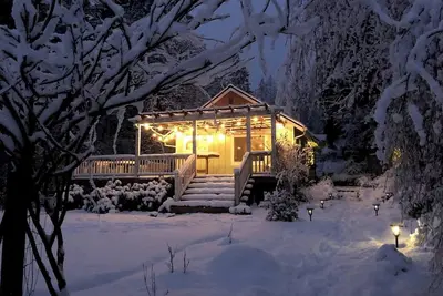 Image de Charming 2-Bedroom River Cottage With Cedar River Trail Access in Maple Valley