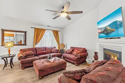 Image de RoxyAnn Modern: spacious open floorplan, extended stay, luxury townhome!