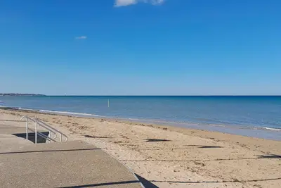 Image de F2 à 300 mètre de la plage, tous commerces à proximité.