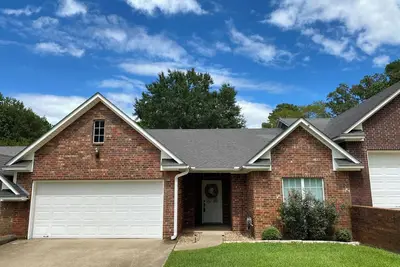 Image de The Woodsy Townhouse- 2 bed 2 bath- Weekend Away or Work Remotely!