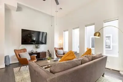 Image de New! Sophisticated Urban Retreat with Skyline Views