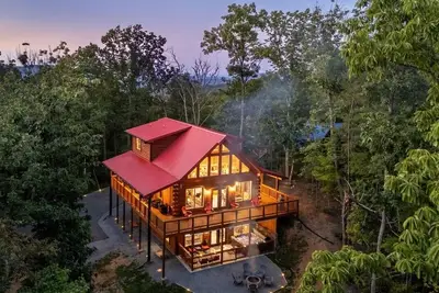 Image de Big Lazy Bear Cabin minutes to G-burg. Hot tub, fireplace, Games, Firepit.