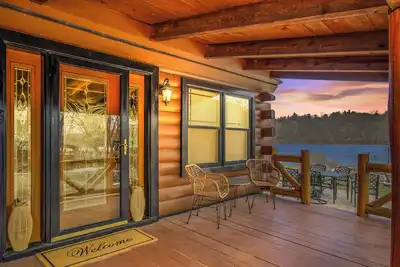 Image de Cozy Riverfront Cabin ~ Private Theater & Game Room