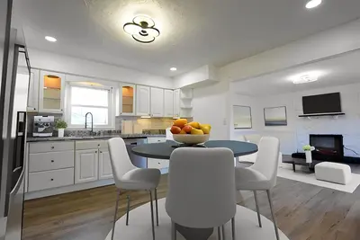 Image de Newly Renovated Beauty on Half Acre with Full Basement & Wi Fi Enabled